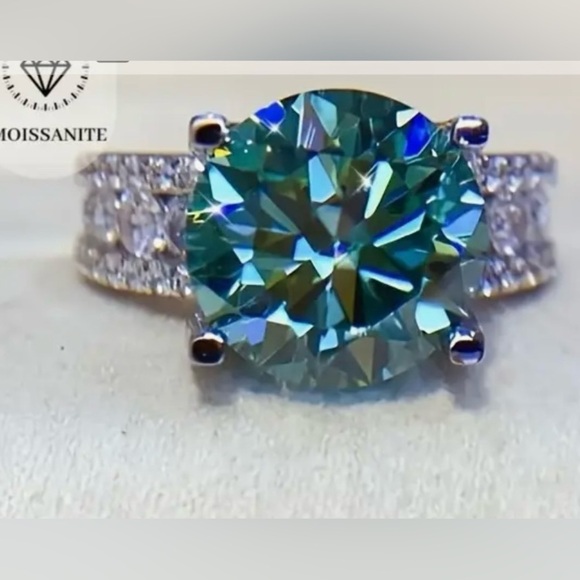 MOISSANITE CYAN BLUE 10 Carat Ring - Picture 4 of 4